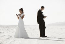 Đừng Để Chiếc Điện Thoại Giết Chết Hôn Nhân Bạn